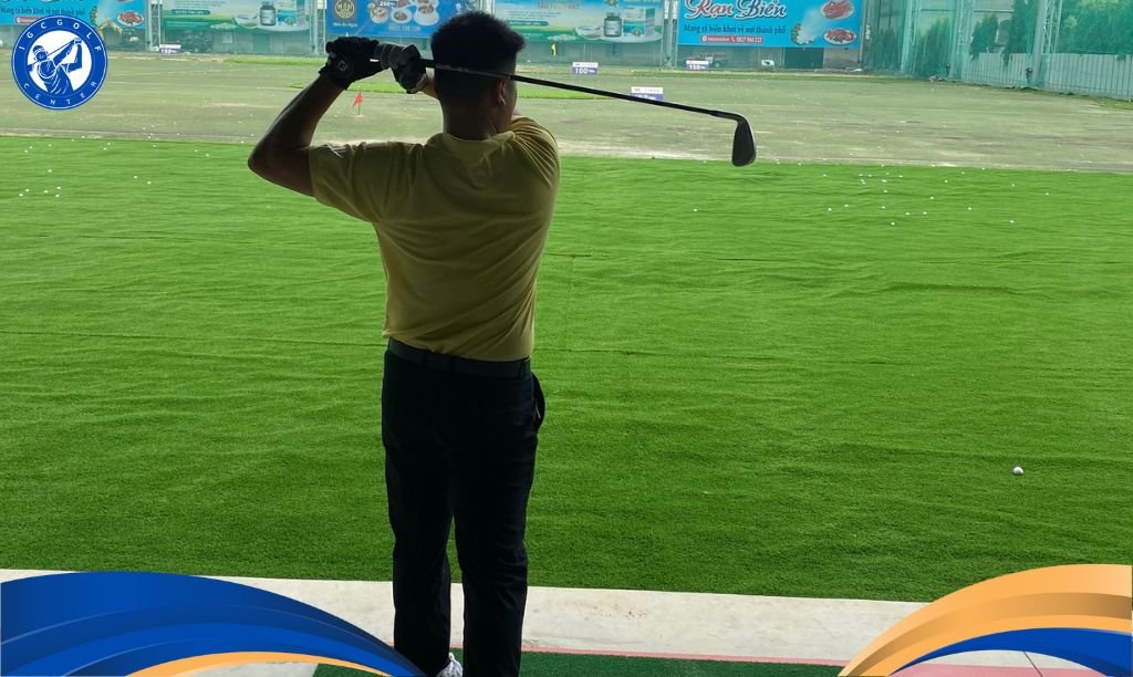 swing golf tại sân tập