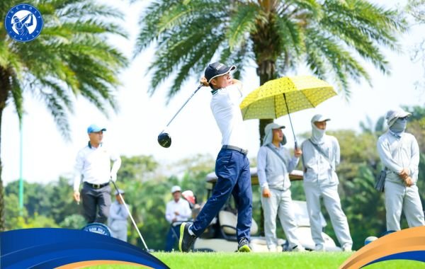 Trải nghiện sân cỏ với các golfer khác