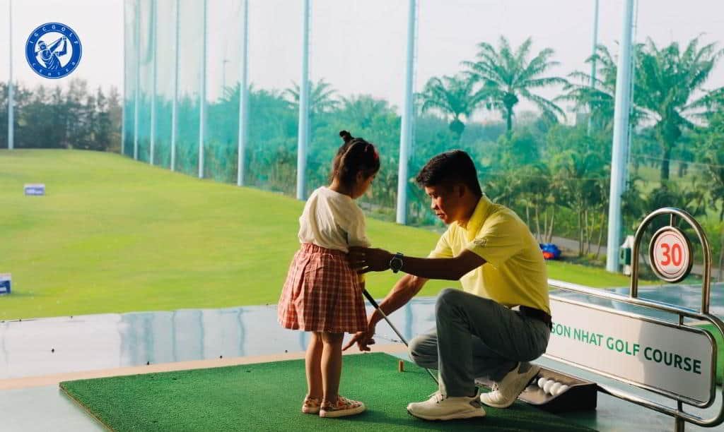 Dạy trẻ trong khóa học golf cơ bản 