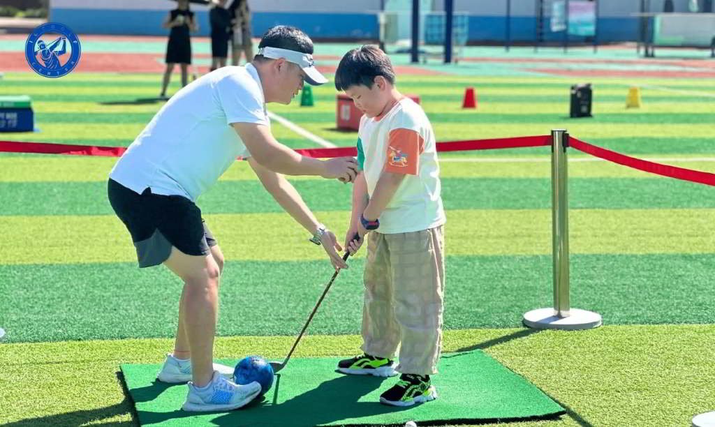 Khóa học Golf cơ bản dạy trẻ chơi Golf 