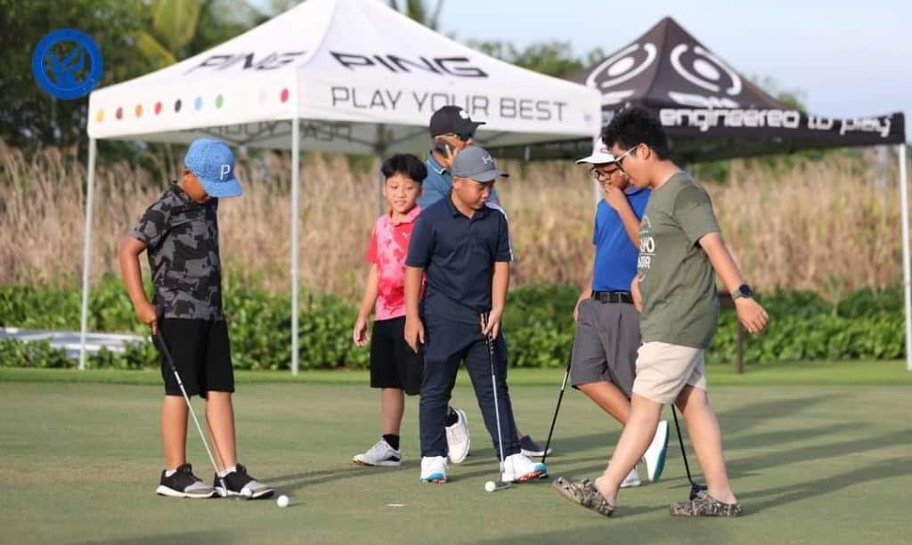 Trẻ làm quen khóa học golf cơ bản